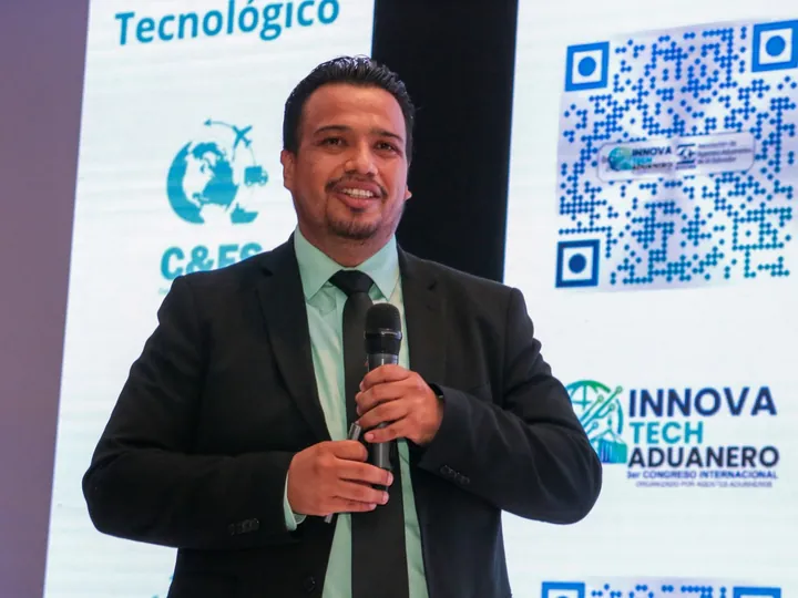 Marco Cruz presentando el sistema SIDERAA en el congreso internacional Innova Tech Aduanero